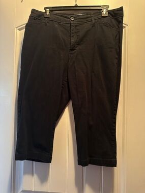 St. John's Bay Black Capri Pants